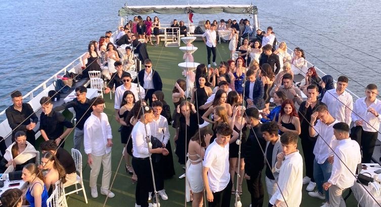 uploads/Yılbaşında tekne turu terasta misafirler