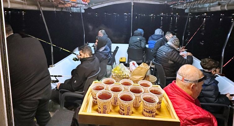 uploads/Teknede balık avlama yapan misafirler