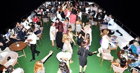 Tekne düğünlerinde misafirler düğün eğlencesi yaparken.