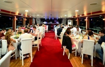 Teknede iftar yemeği yiyen misafirler