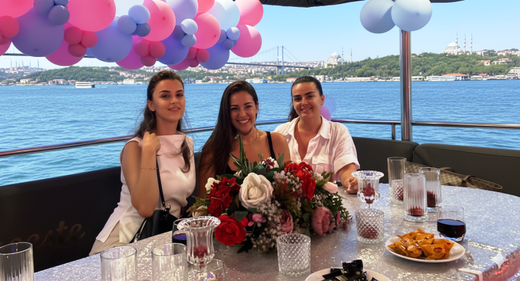 Teknede doğum günü kutlaması