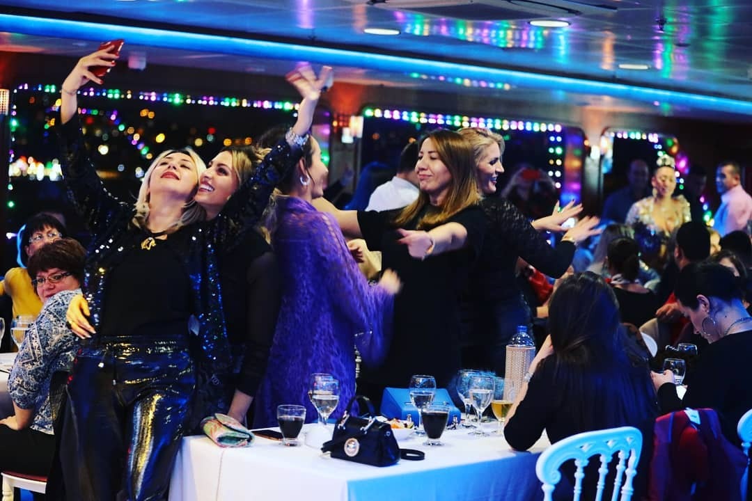 uploads/Teknede yılbaşı balosunda dans eden misafirler