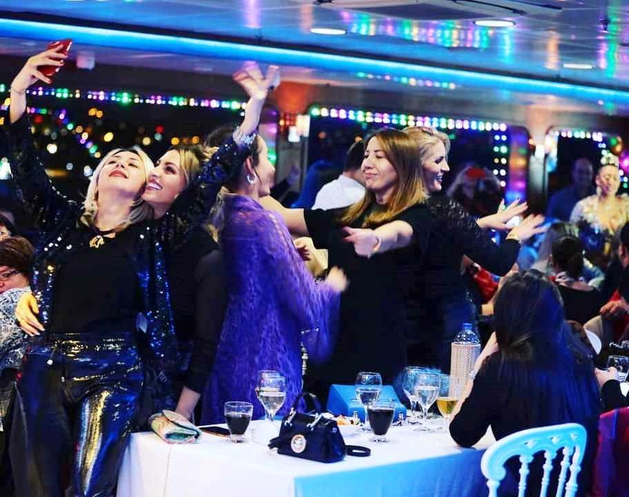 uploads/Yemekli tekne turunda dans ederek eğlenen misafirler
